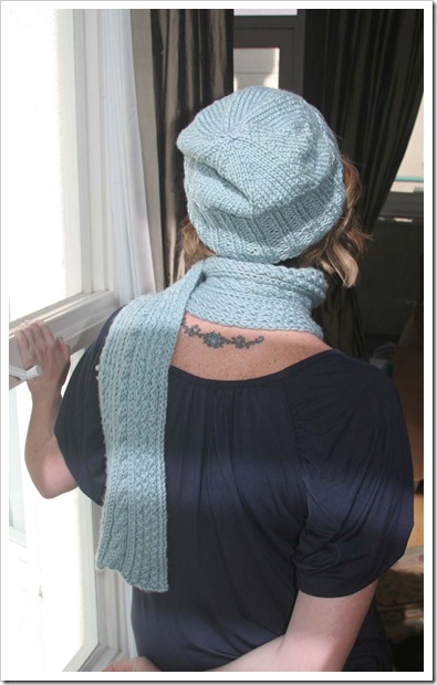 blue_hat_scarf_back
